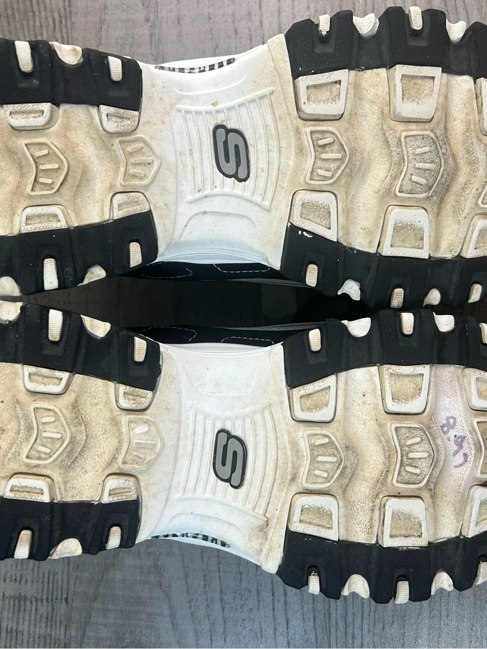 Skechers D’Lites  Women’s Black and White Athletic Sneakers Shoes Comfort Size 9
